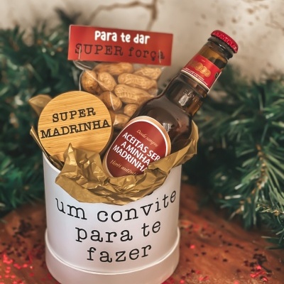 Conjunto de presente com frasco branco, frasco de madeira, embalagem de amendoins e garrafa com rótulos em português