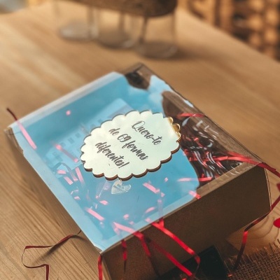 Caixa de presente de cartão com tampa transparente, etiqueta e confetes vermelhos