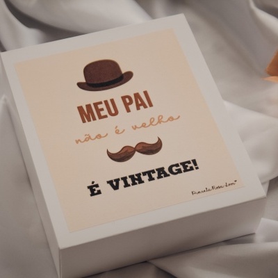 Caixa branca com mensagem para pai e ilustrações de chapéu e bigode