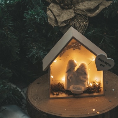 Presépio decorativo em madeira branca com figuras de cerâmica iluminadas, sobre base de madeira redonda