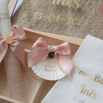 Conjunto para batizado com vela, concha e caixa de madeira, decorados com laços rosa e bordados dourados