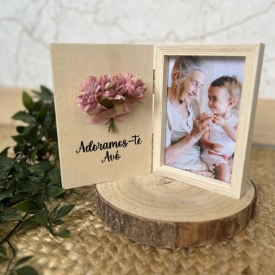 Moldura de madeira com foto e cartão com flores e texto para avó
