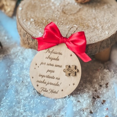 Enfeite de Natal em madeira com fita vermelha e texto para professora