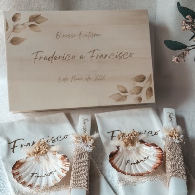 Conjunto de lembranças para batismo com velas, conchas e panos brancos e placa de madeira decorada