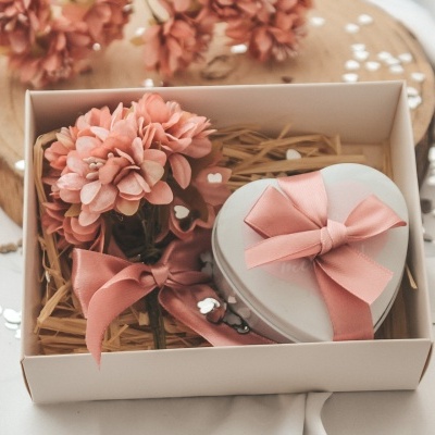 Conjunto de presente com flores artificiais e caixa de presente em coração com fita