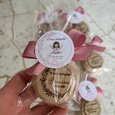 Sabonete com embalagem transparente, laço rosa e etiqueta com anjo e texto do batizado