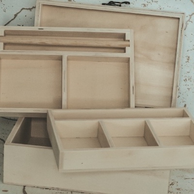 Caixas organizadoras de madeira clara com divisórias internas