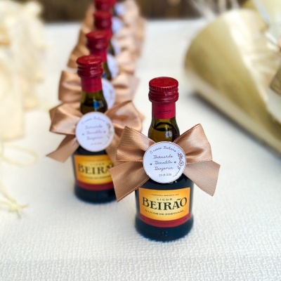 Mini garrafas de Licor Beirão com laço e etiqueta de batismo