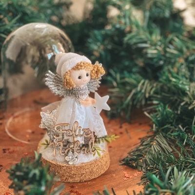Figura de anjo de Natal branca com base de cortiça e texto Feliz Natal