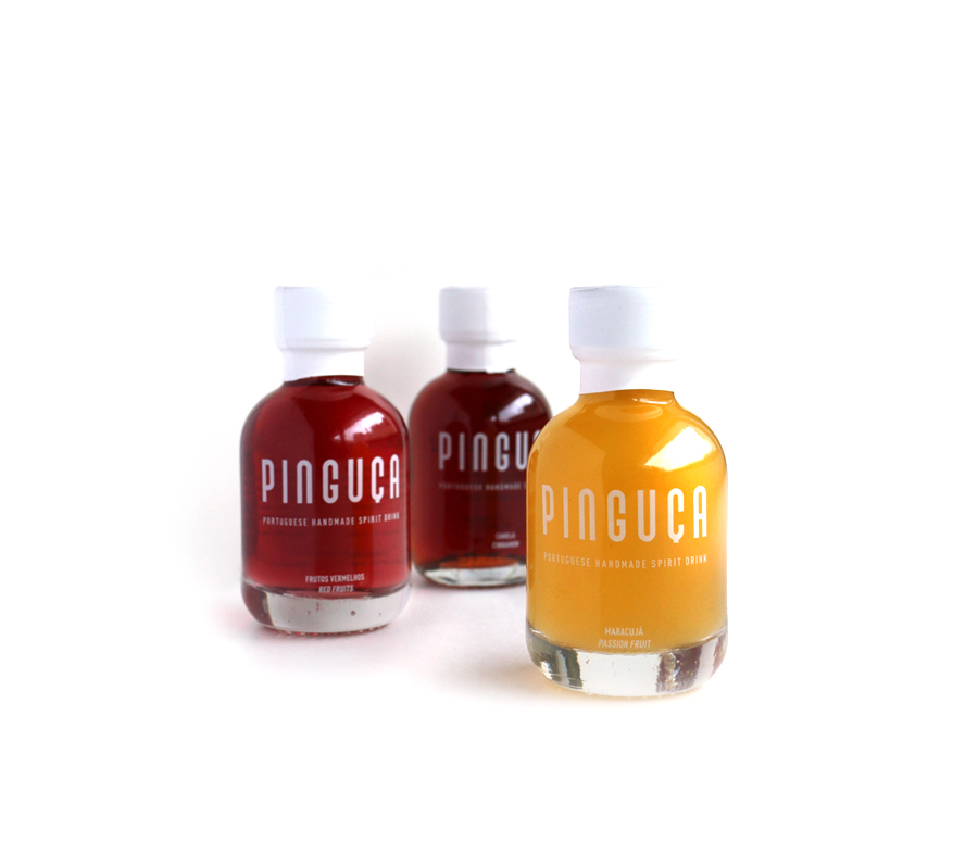 Três frascos pequenos de vidro com vinagres PINGUCA, duas cores vermelha e uma amarela.