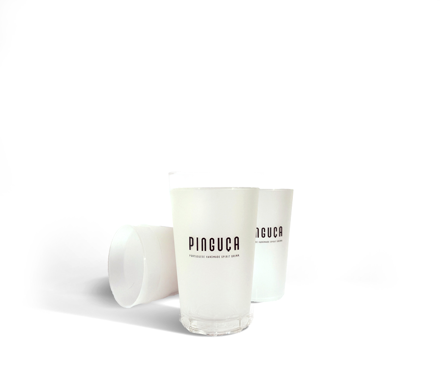 Três copos de vidro com logo PIRAGUCA em fundo branco