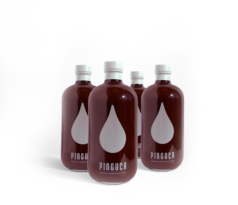 Garrafas castanhas de bebida rotuladas PINGUÇA com símbolo de gota branca