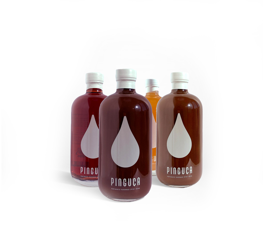 Quatro garrafas transparentes de sumos coloridos com rótulo PINGUCA