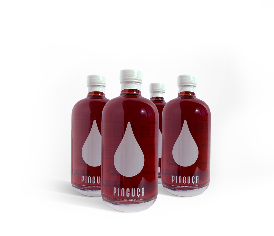 Quatro garrafas transparentes com bebida vermelha e rótulo branco PINGUCA