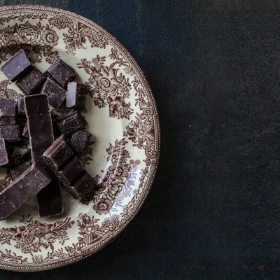 Prato decorativo com pedaços de chocolate preto