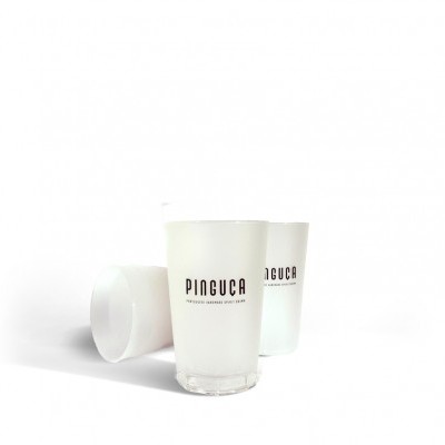 Três copos de vidro com logo PIRAGUCA em fundo branco