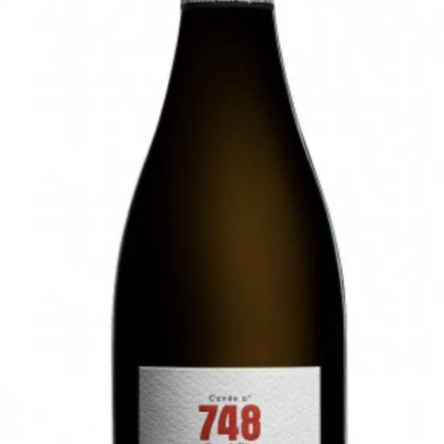 Garrafa de champanhe Jacquesson Cuvée nº 748 Extra Brut com rótulo branco texturizado e tampa preta