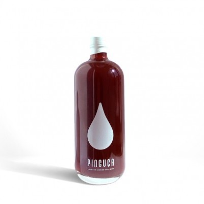 Garrafa de vidro castanha com etiqueta branca com uma gota e texto PINGUCA.