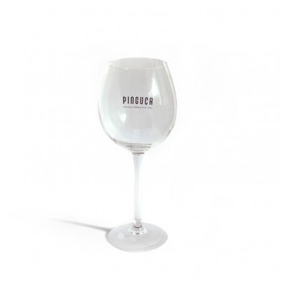 Copo de vinho branco transparente com pé alto e logotipo PINGUCA