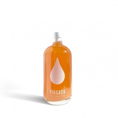 Garrafa de vidro com líquido laranja e rótulo branco PINGUCA