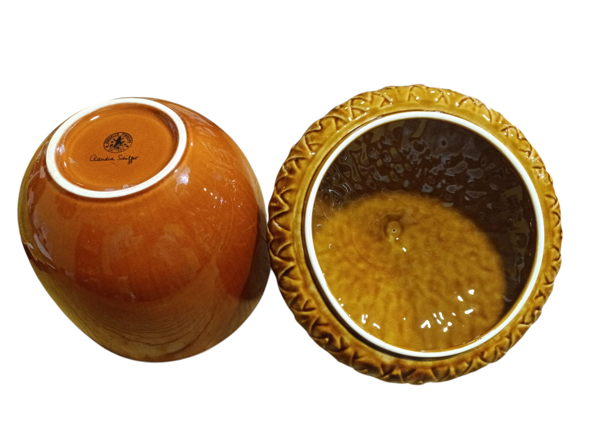 Caixa Bolota Grande - Coleção Gudrun Claudia Schiffer - Bordallo Pinheiro Dois recipientes de cerâmica castanhos, um aberto com padrão na borda e outro virado ao contrário com marca visível.