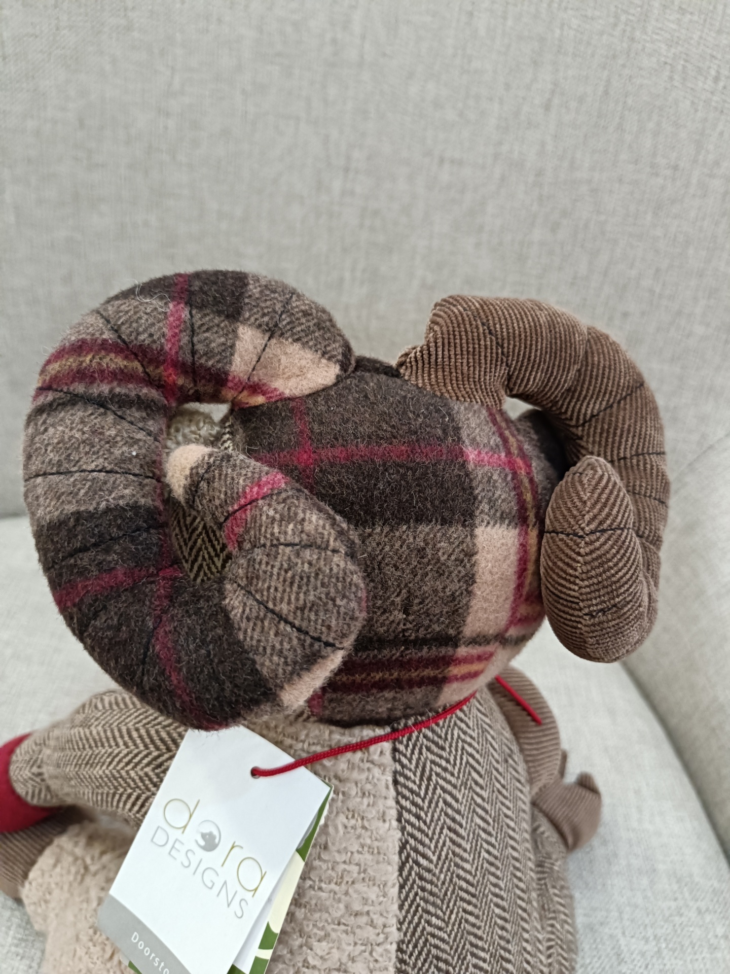 Trava Portas Patchwork Ram- Dora Designs Boneco de carneiro de tecidos variados com etiqueta Dora Designs.