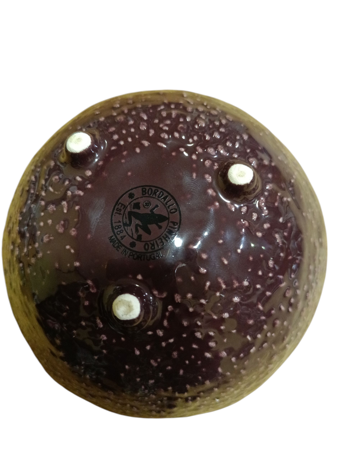 Tigela Abacate - Coleção Frutos Tropicais - Bordallo Pinheiro Taça de cerâmica castanha e roxa com base trípode e estampagem da marca.