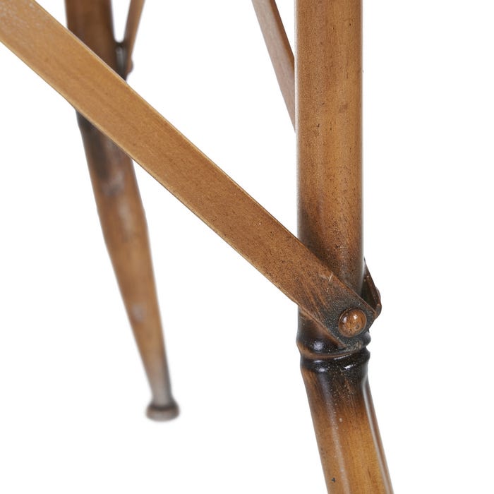 Mesa castanha metal-vidro 50x50x65 cm Pé de cadeira em madeira com junta aparafusada e gradação de castanho.