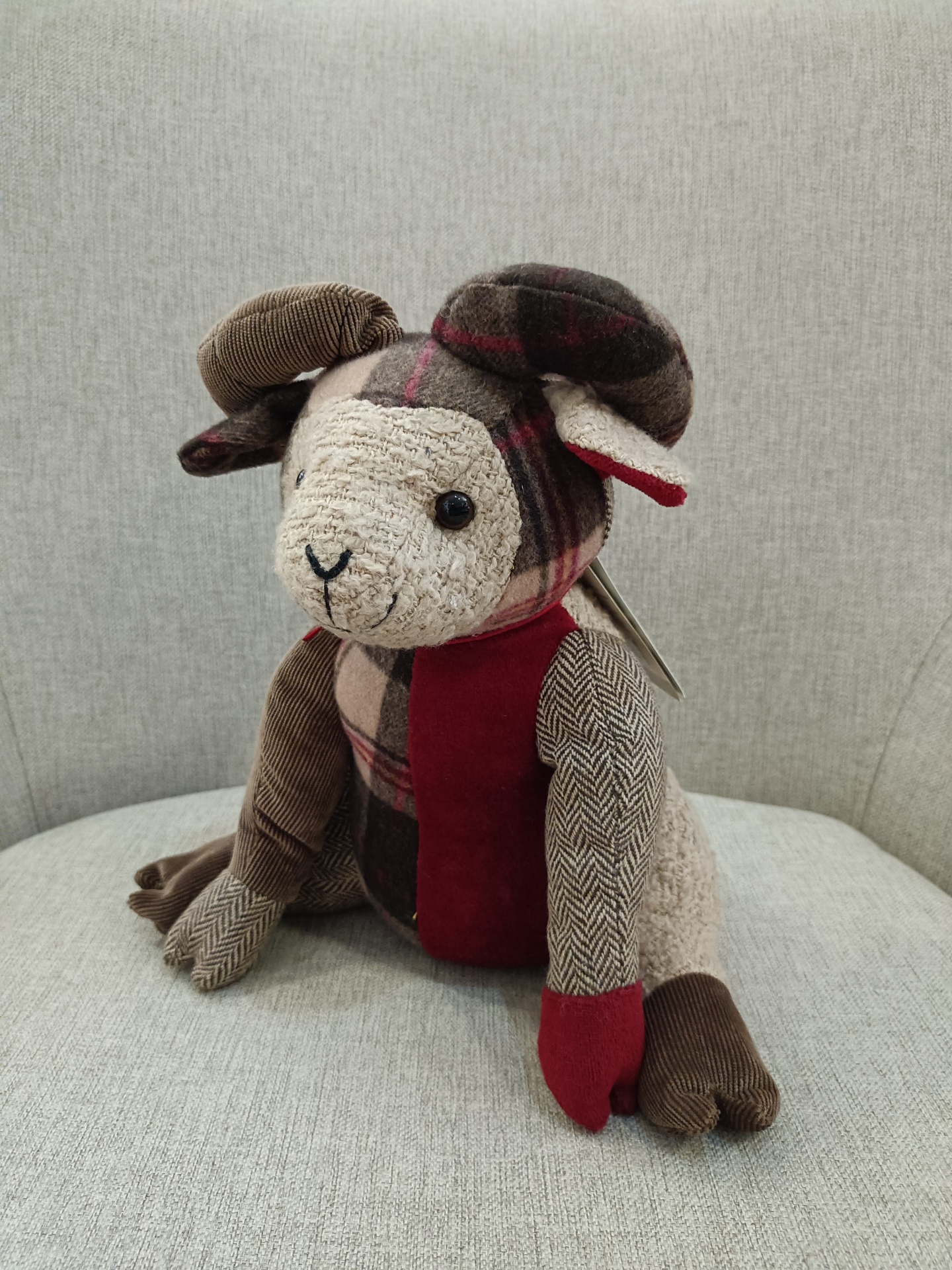 Trava Portas Patchwork Ram- Dora Designs Pelúcia carneiro tecido xadrez castanho bege vermelho sofá cinzento