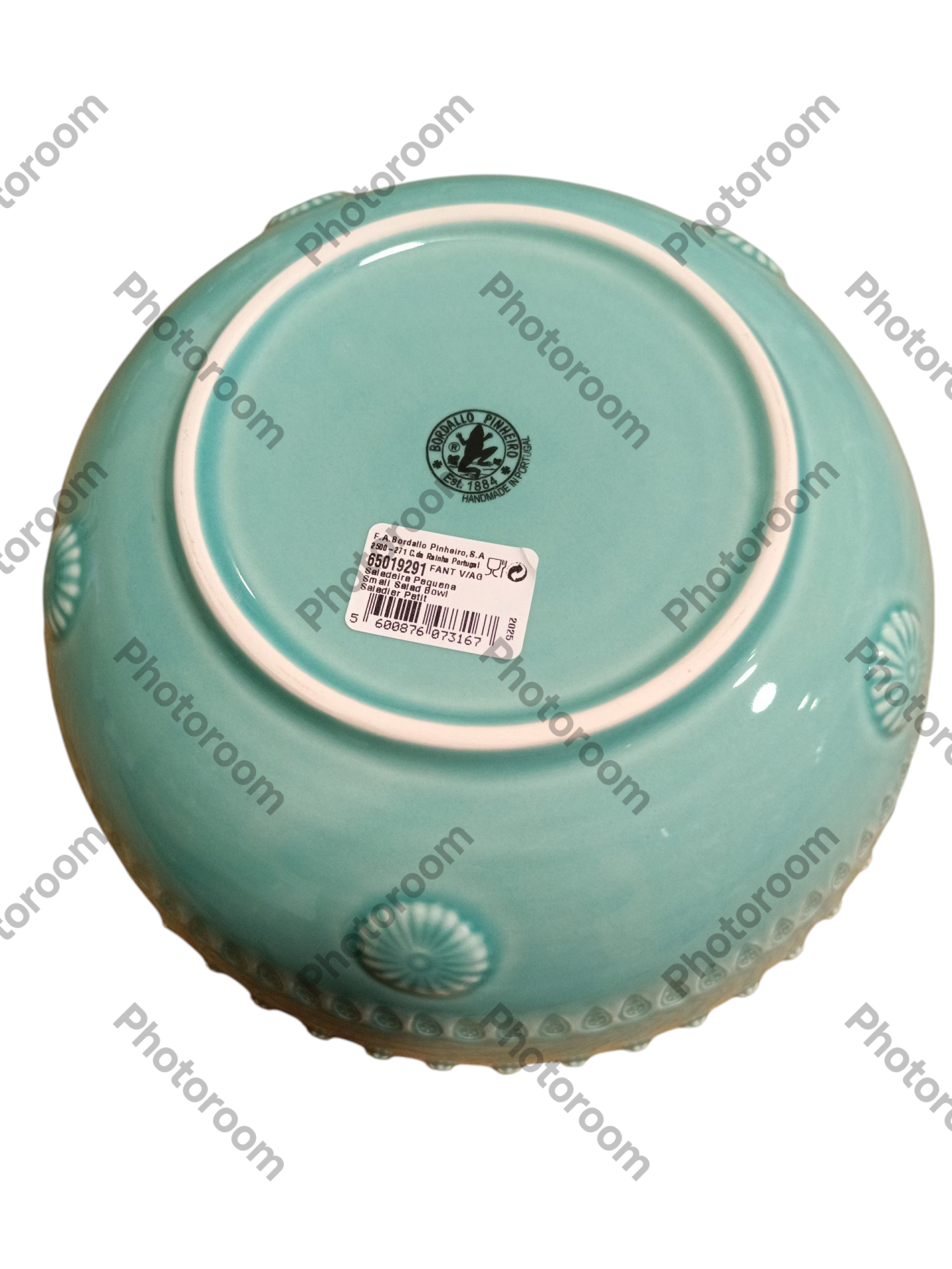 Saladeira 23 Verde Água - Coleção Fantasia - Bordallo Pinheiro taça de cerâmica azul turquesa com detalhes em relevo e etiqueta no fundo