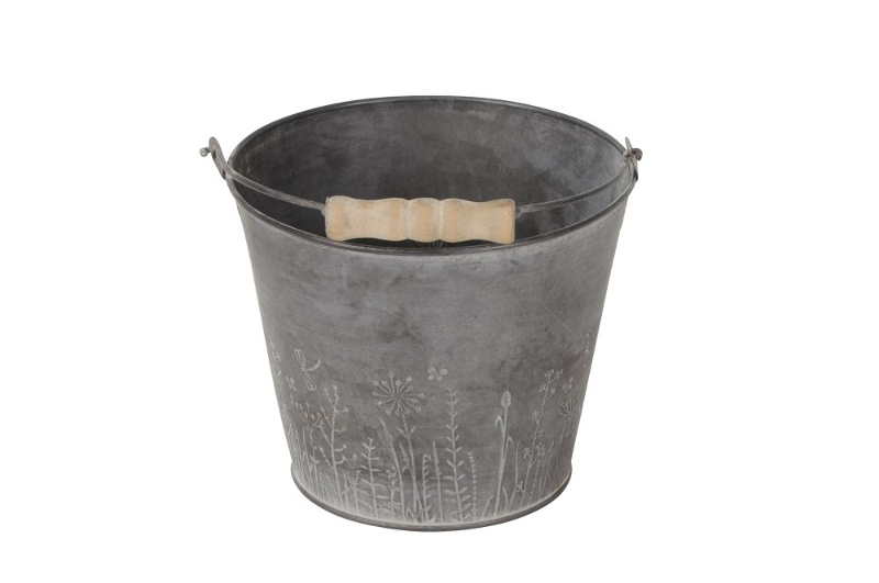 Vaso/Balde em zinco com alça e pega em madeira Balde metálico cinzento com padrão floral gravado e pega em madeira clara