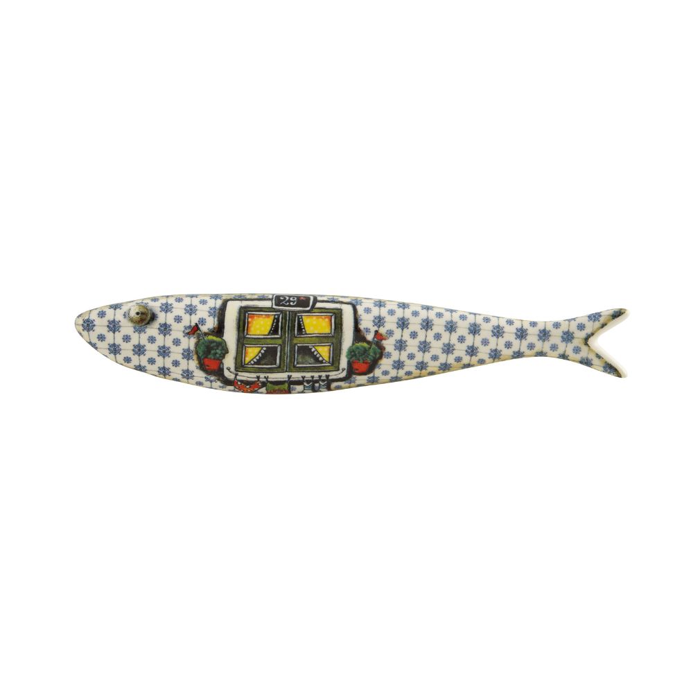 Sardinha Bordallo Pinheiro - Janela de Alfama by Ana Sofia Gonçalves Figura decorativa em forma de peixe com padrão floral azul e janela desenhada