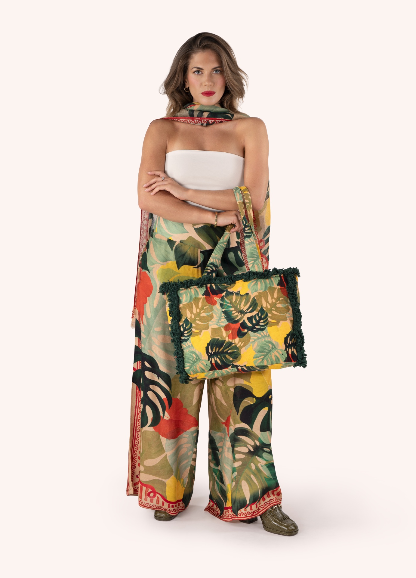Tote Bag Franjas Exotic Leaves - Powder Mulher com roupa e mala estampadas com folhagem colorida