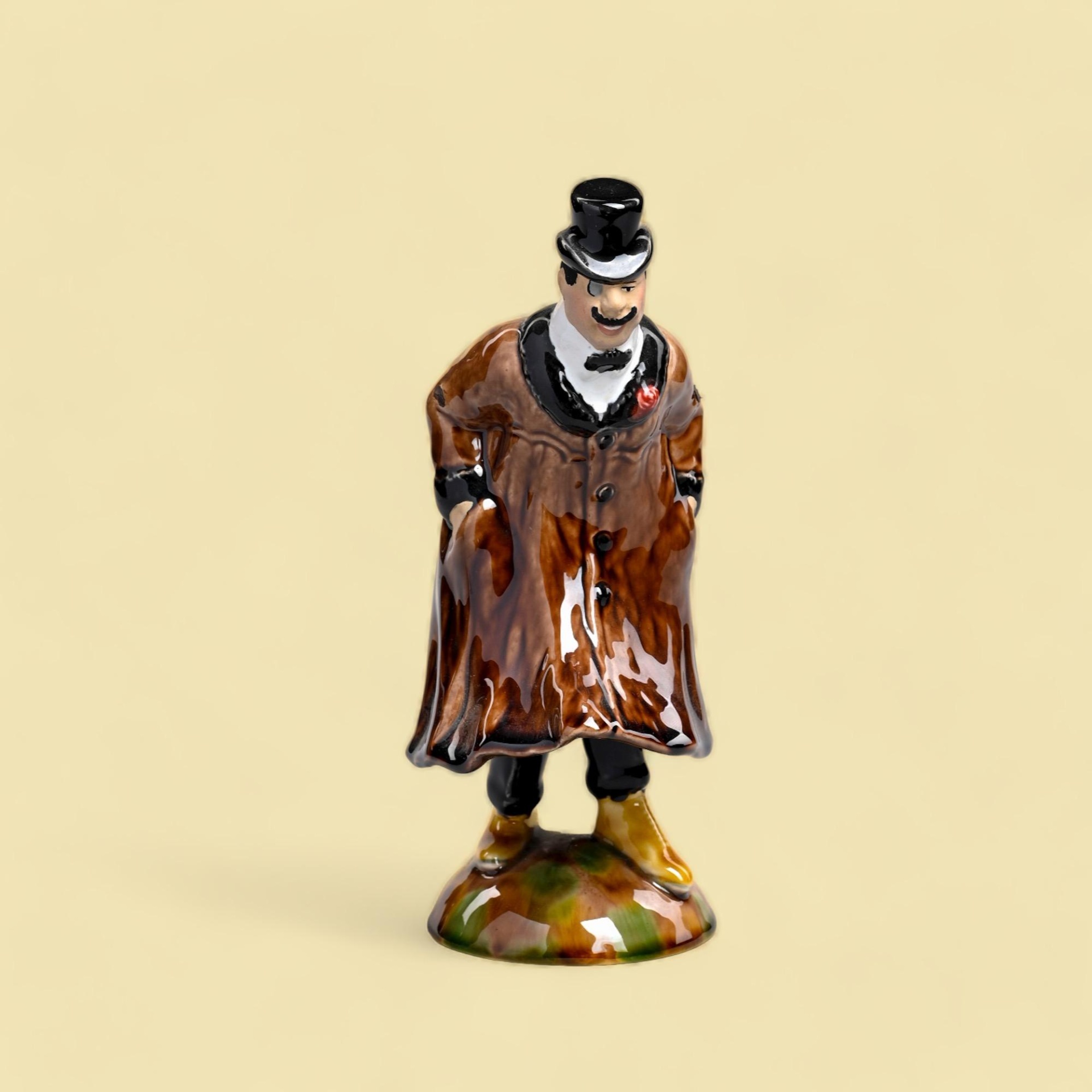 Bordallo Pinheiro - Figuras de Movimento O Janota Figurina de porcelana de homem com cartola e casaco castanho