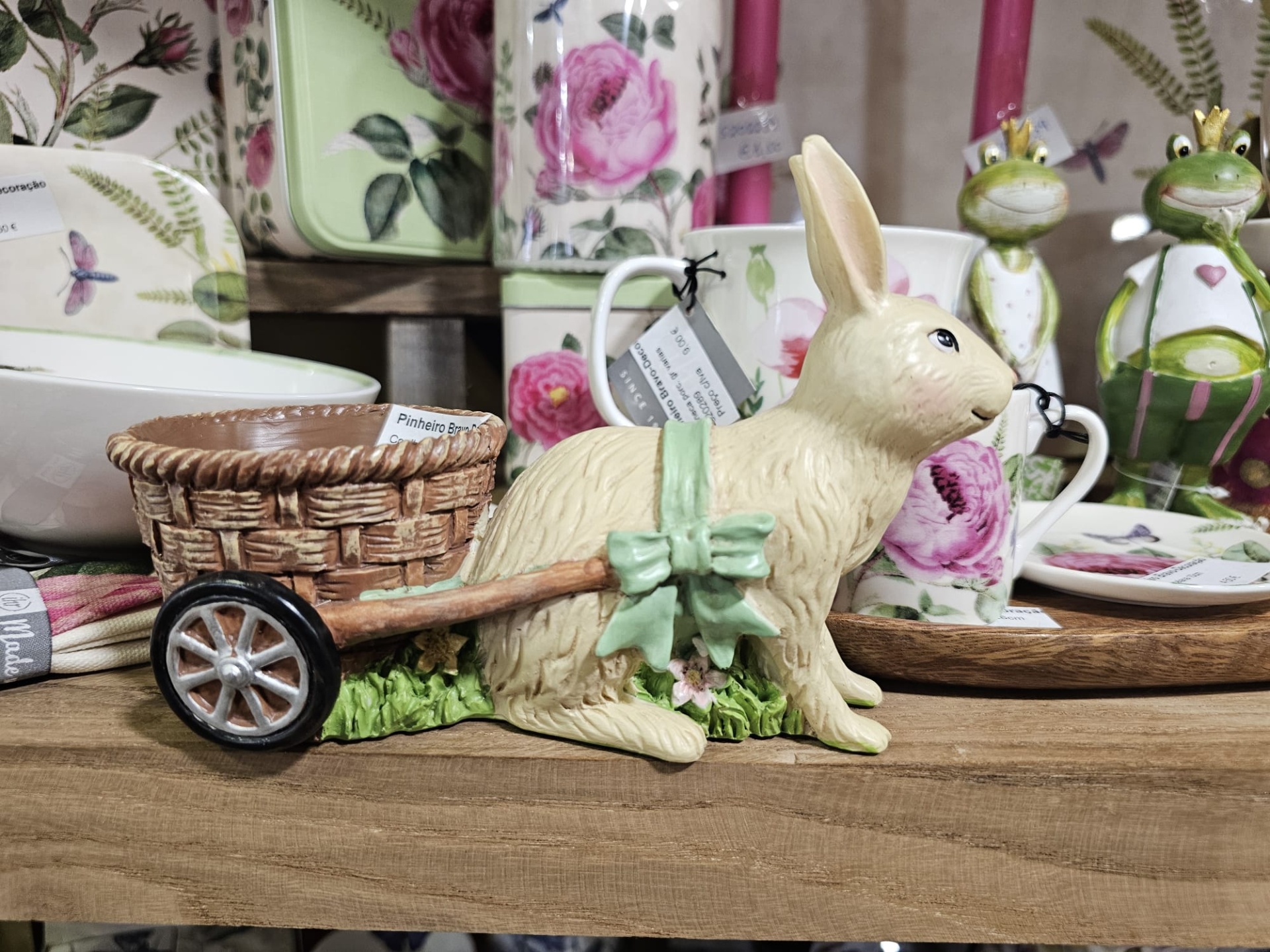 Coelho a puxar a carroça - 19*9*12 Estatueta de coelho em resina com carrinho de cesto em prateleira de madeira