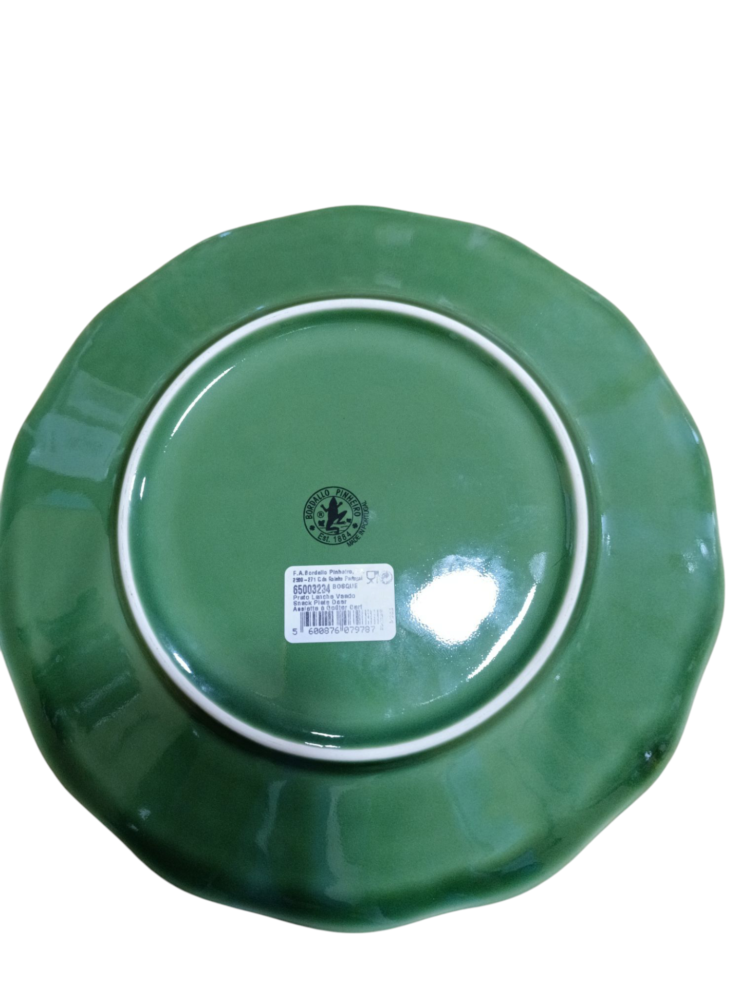 Prato Lanche 24 Veado - Coleção Bosque - Bordallo Pinheiro prato verde de cerâmica visto pelo lado de trás com etiqueta e selo redondo