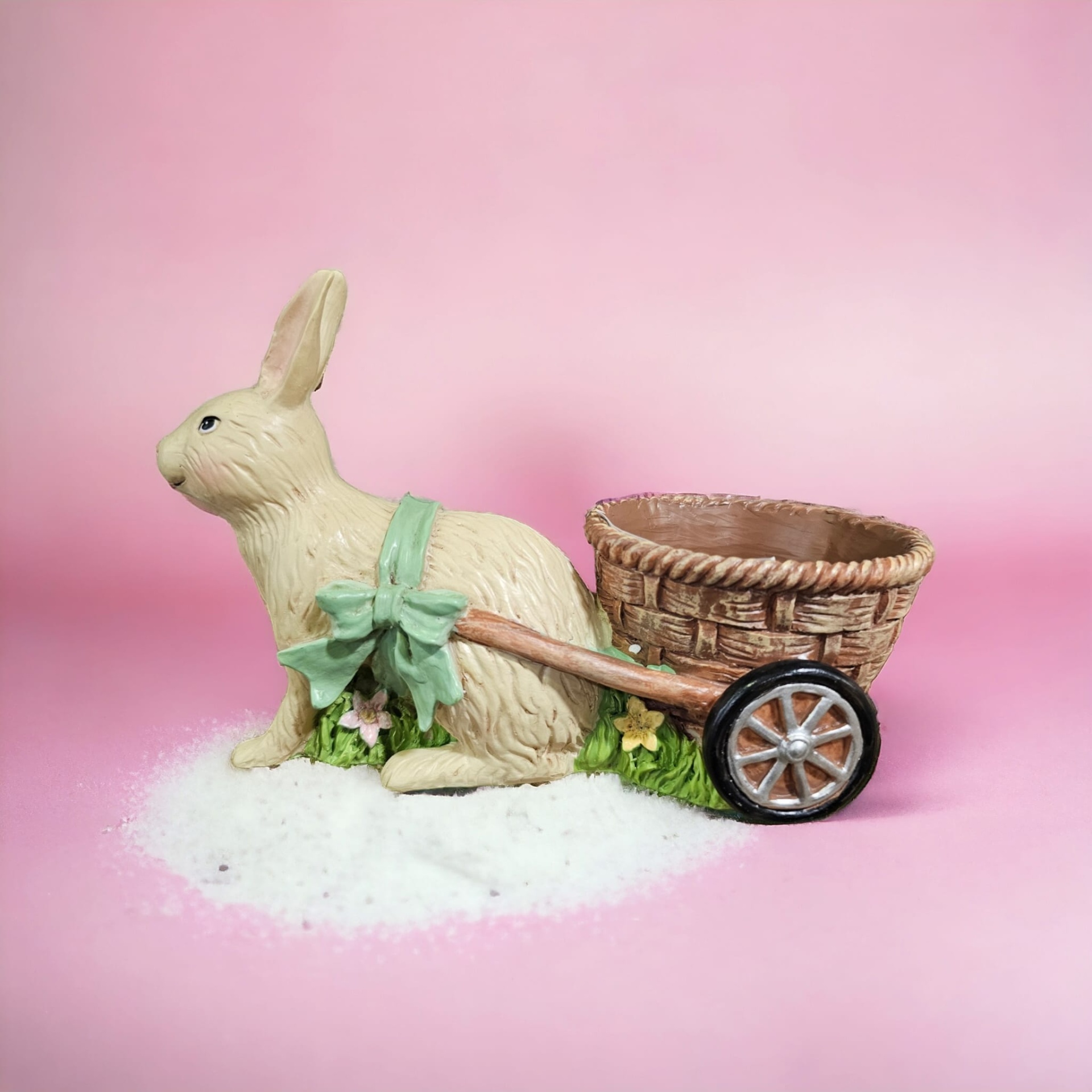 Coelho a puxar a carroça - 19*9*12 Figura decorativa de coelho com carrinho de cesto e laço verde