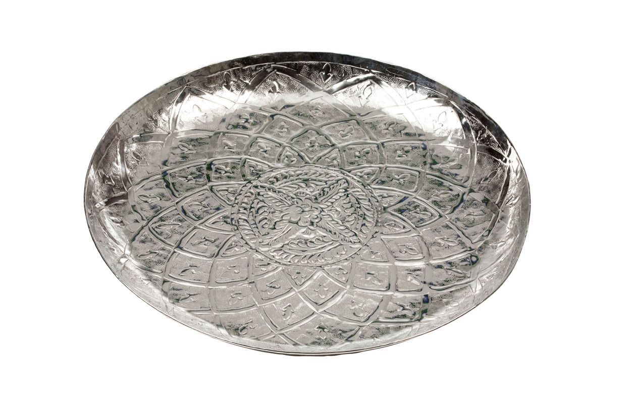 Bandeja Gravada 55cms e bandeja 35cm Prato decorativo em metal prateado com padrão floral e geométrico em relevo