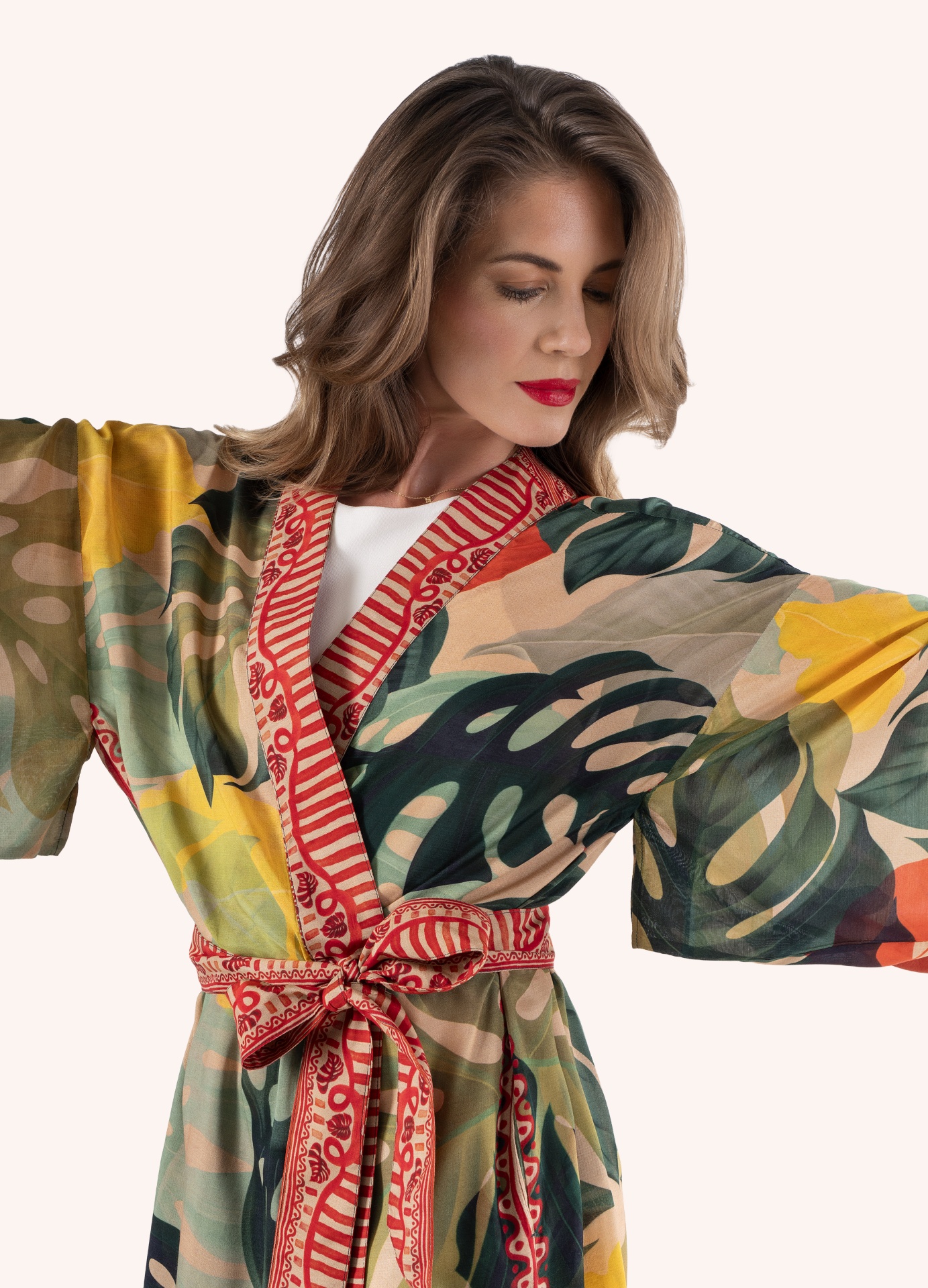 Kimono Exotic Leaves - Powder Robe feminino colorido com padrão floral e laço na cintura