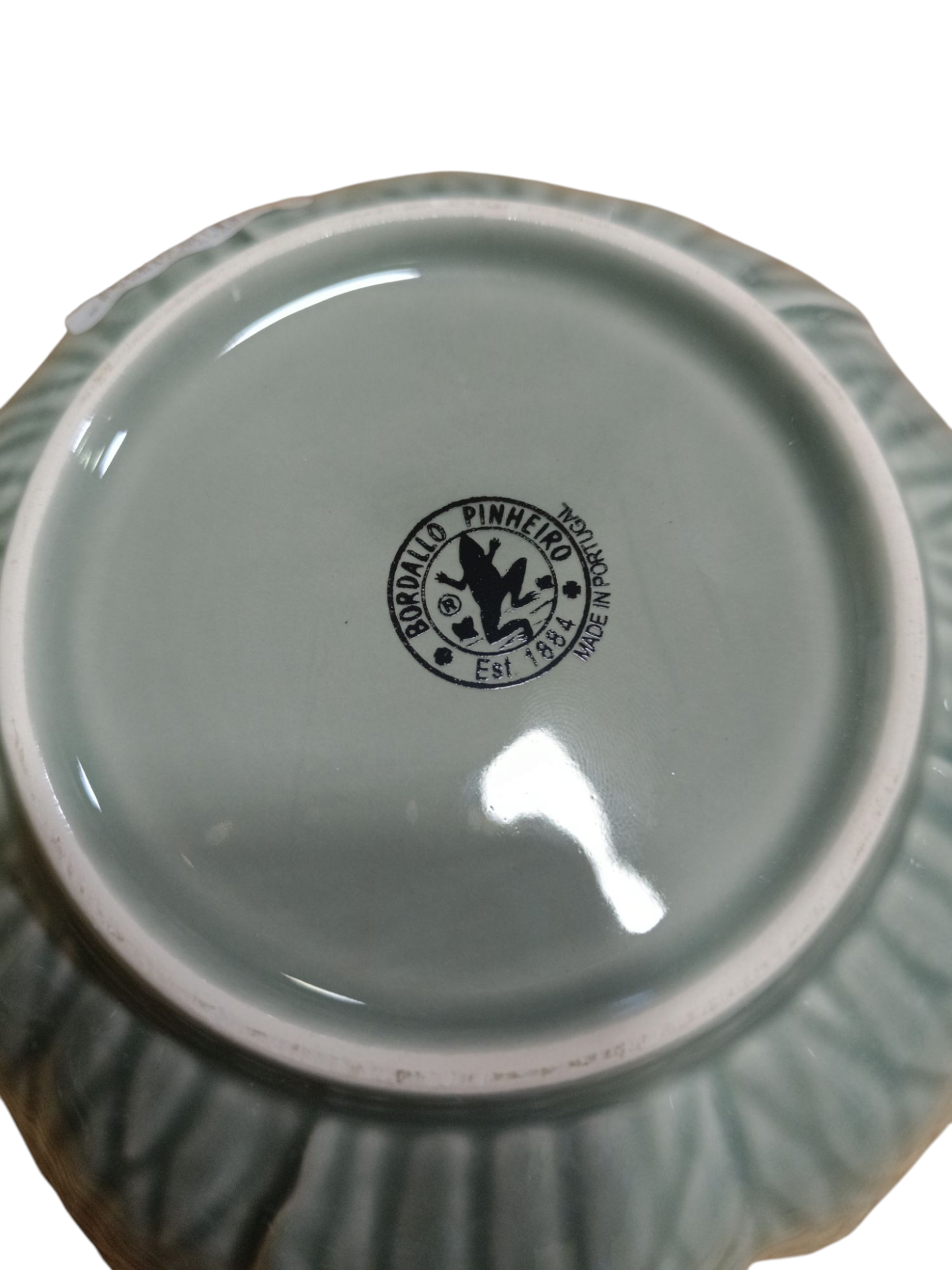 Tigela Grande cinza - Coleção Flora - Bordallo Pinheiro Parte inferior de prato de cerâmica verde com selo BORALTO PINHEIRO.