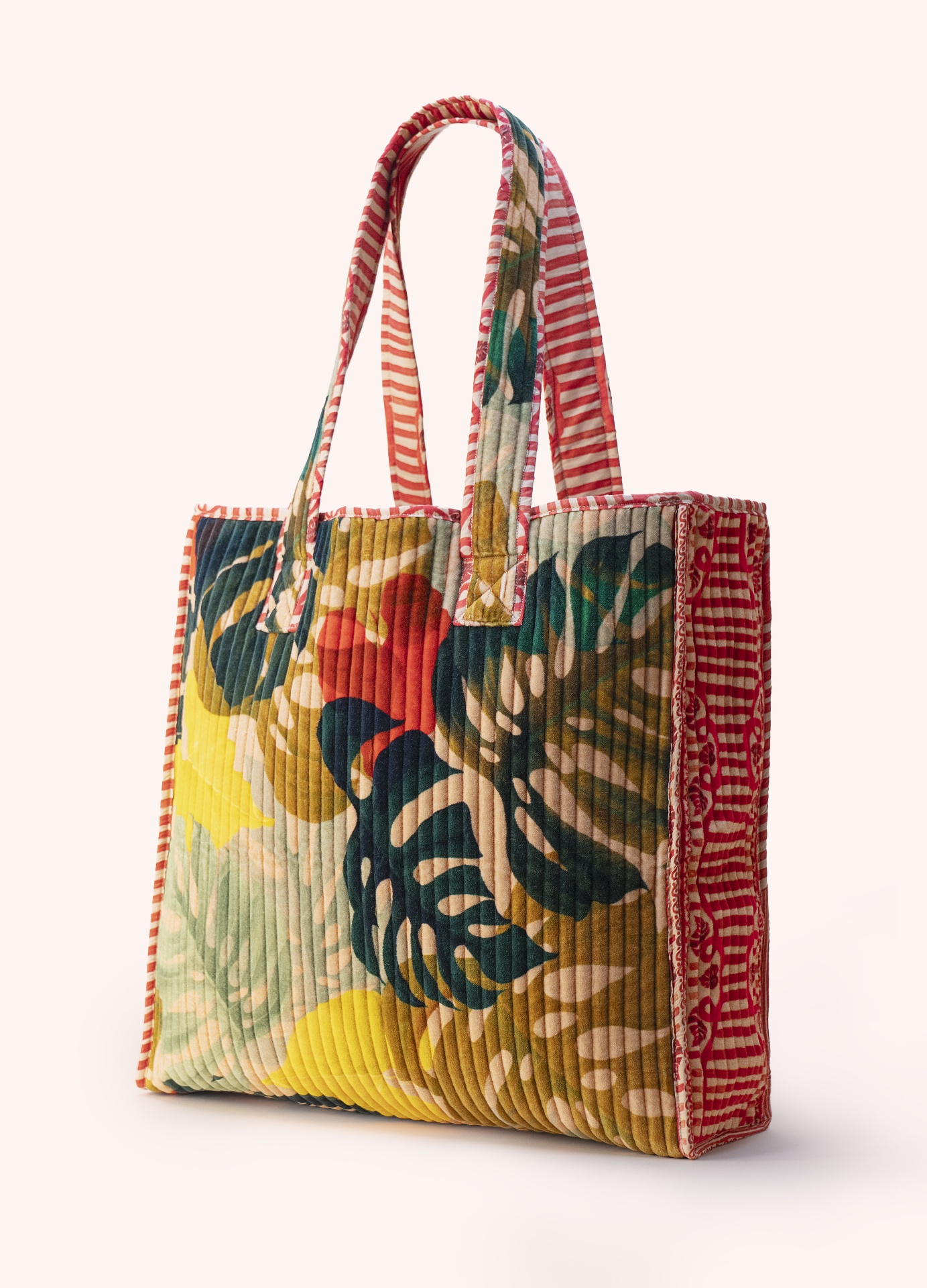 Tote de Veludo acolchoado Exotic Leaves - Powder Saco tecido matelassado com padrão de folhas e alças às riscas vermelhas e brancas.