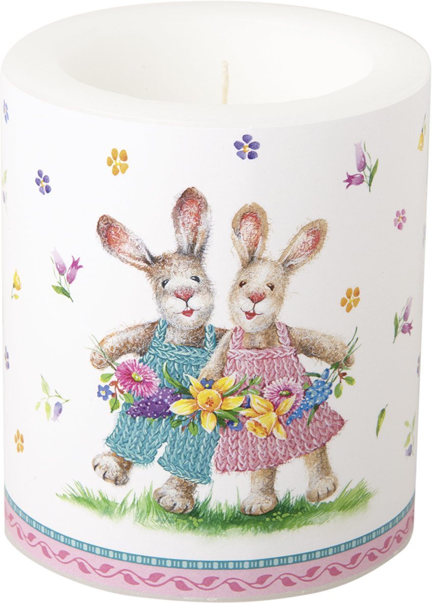 Vela cilíndrica Casal de Coelhinhos nas flores Ø 9 x 10,5 cm - IHR Vela branca cilíndrica com ilustração de coelhos e flores coloridas