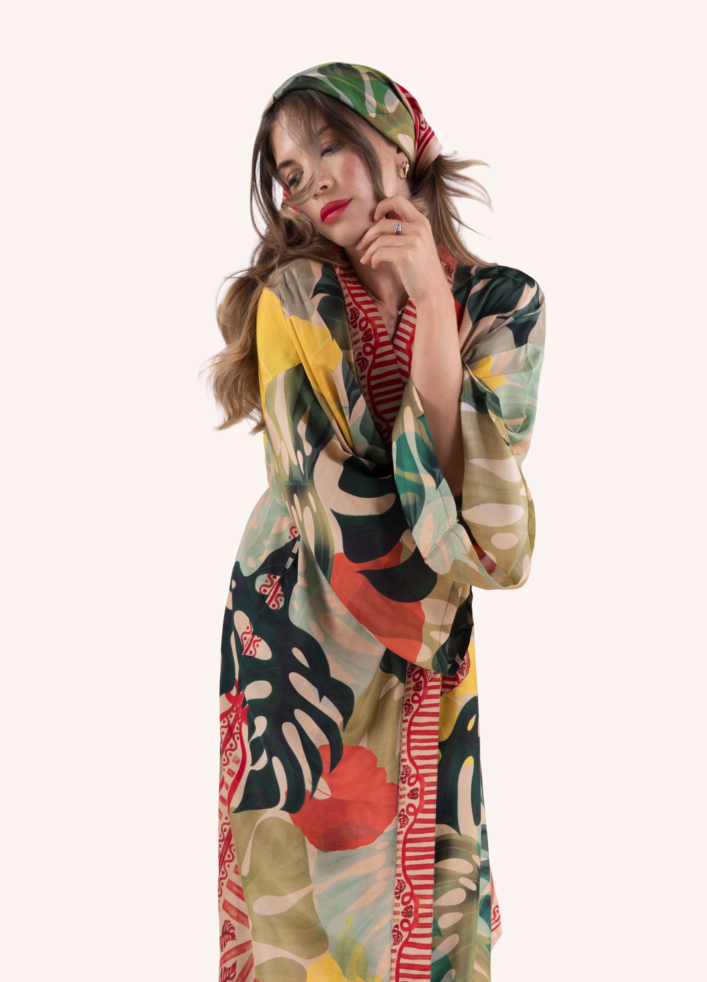 Kimono Exotic Leaves - Powder Mulher com vestido colorido de padrão floral e folhas, com lenço na cabeça combinando