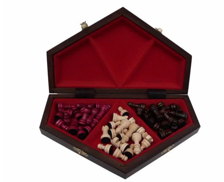 Xadrez para 3 em Madeira Conjunto de xadrez em madeira numa caixa hexagonal vermelha de veludo.