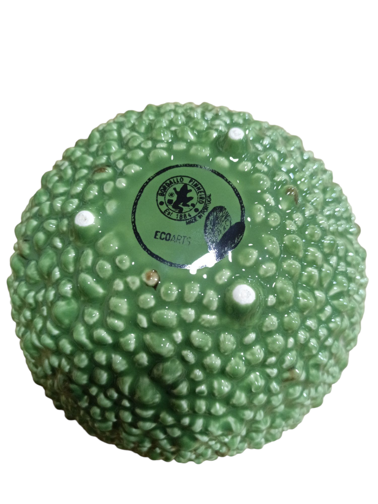 Saladeira 16.5 verde - Coleção Amazonia - Bordallo Pinheiro Objeto redondo verde com textura semelhante à casca de fruta e selo preto no centro