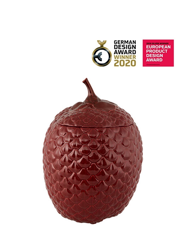 Bordallo Pinheiro - Amazonia Caixa 30 Recipiente em forma de morango vermelho com textura e tampa, sobre fundo branco, com logotipos de prémios de design