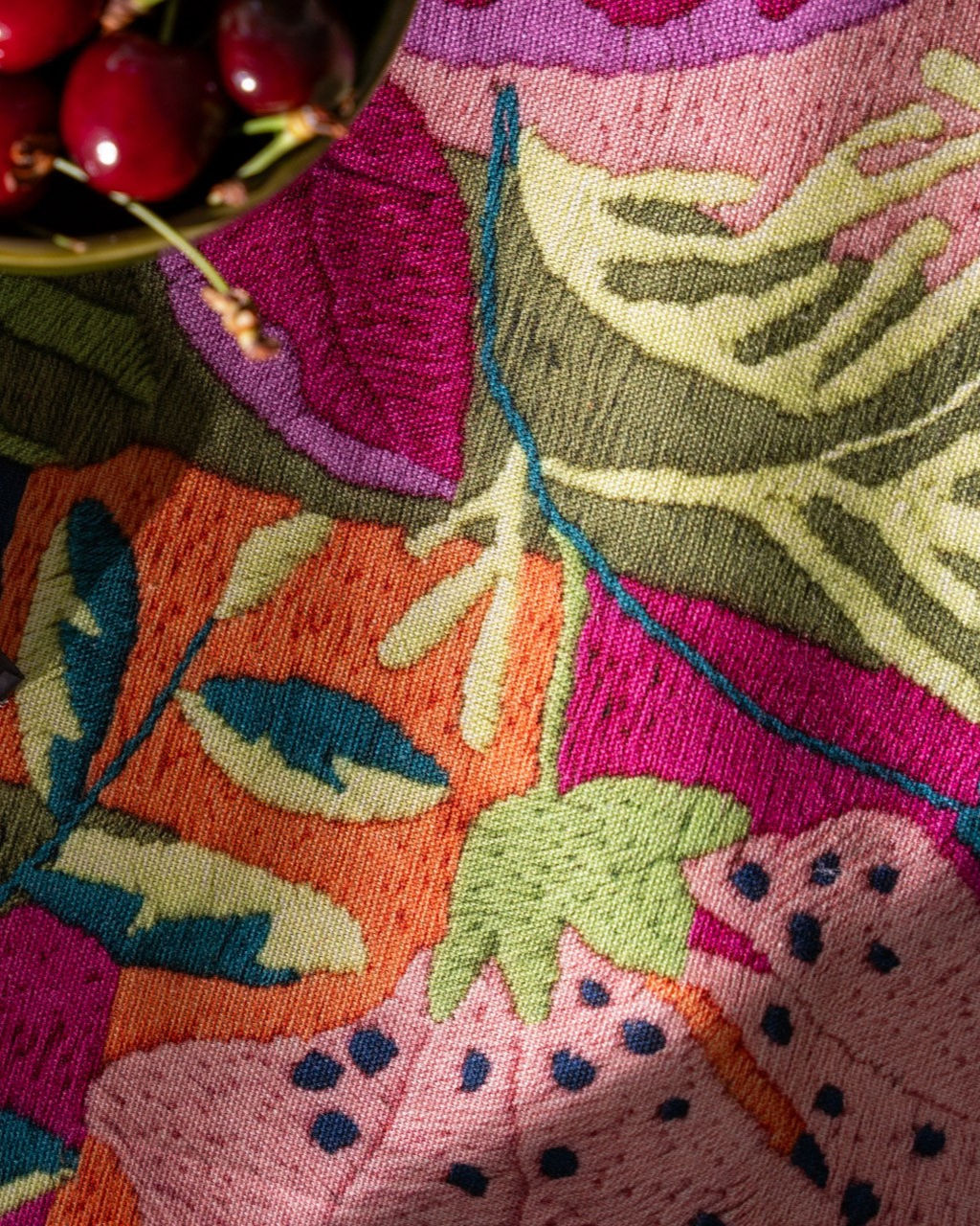 Toalha de Mesa 100% Algodão Flores KIRIKU - Tessitura Tecido decorativo floral colorido ao lado de cerejas numa tigela