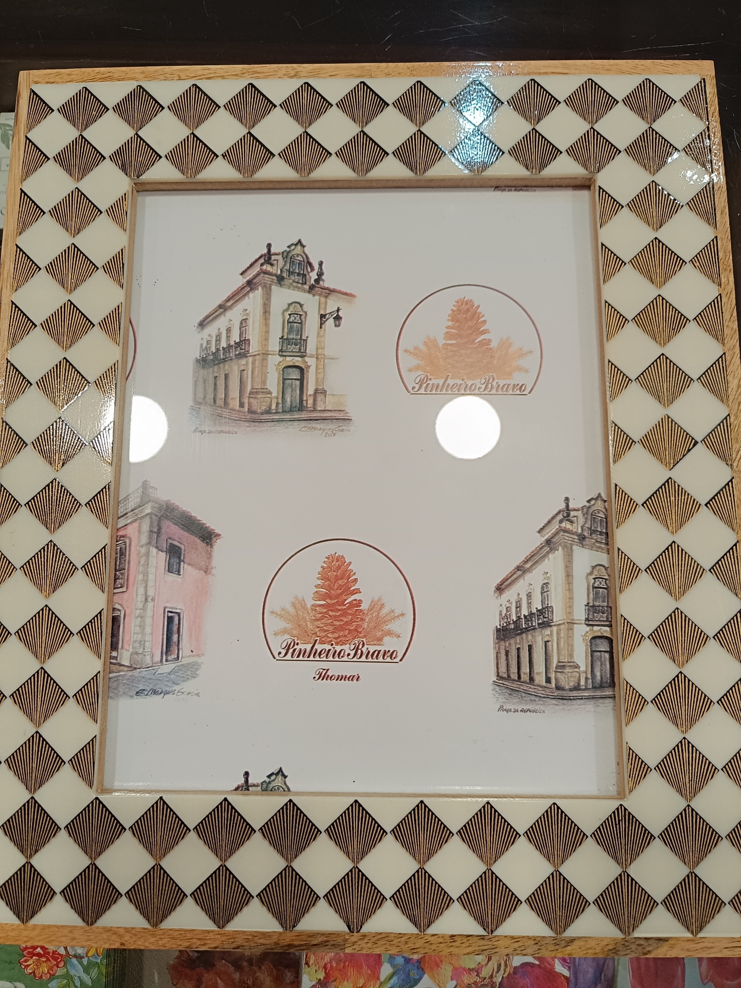 Moldura em xadrez dourada/bege em osso 20*25cm Moldura de madeira com padrão quadriculado e ilustrações de edifícios