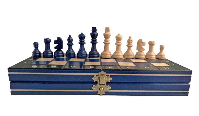 Xadrez em Madeira - Azul Tabuleiro de xadrez em madeira com peças em madeira clara e azul escuro