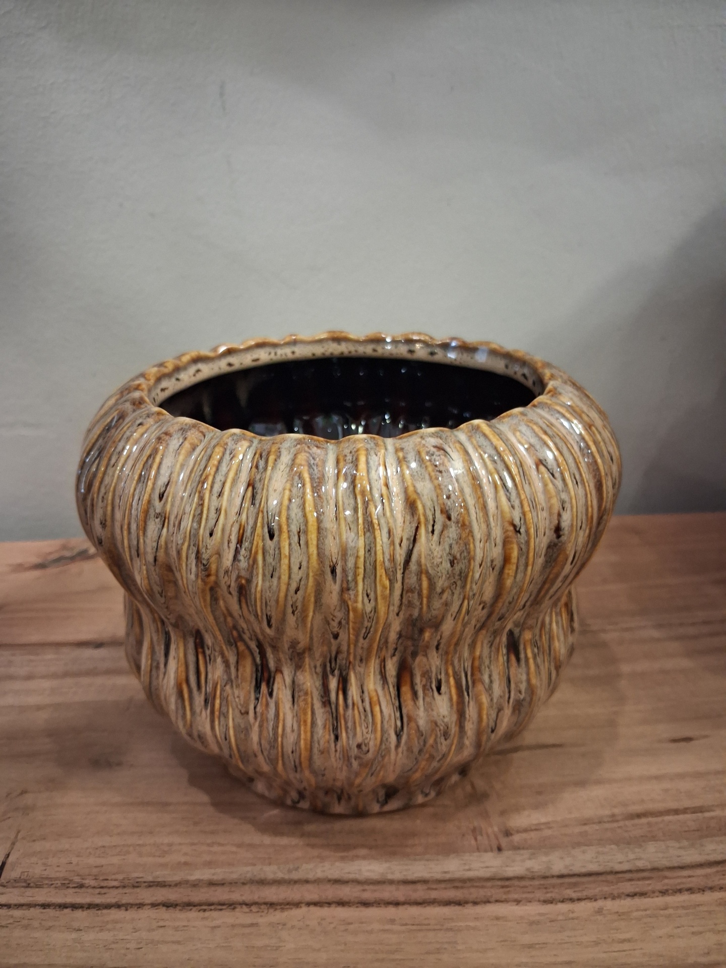 Cachepot Terracota Castanho S Vaso de cerâmica castanho texturizado com interior preto em superfície de madeira
